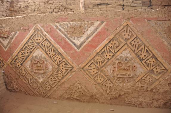 Painéis coloridos no templo da Huaca de La Luna, em Trujillo - Peru